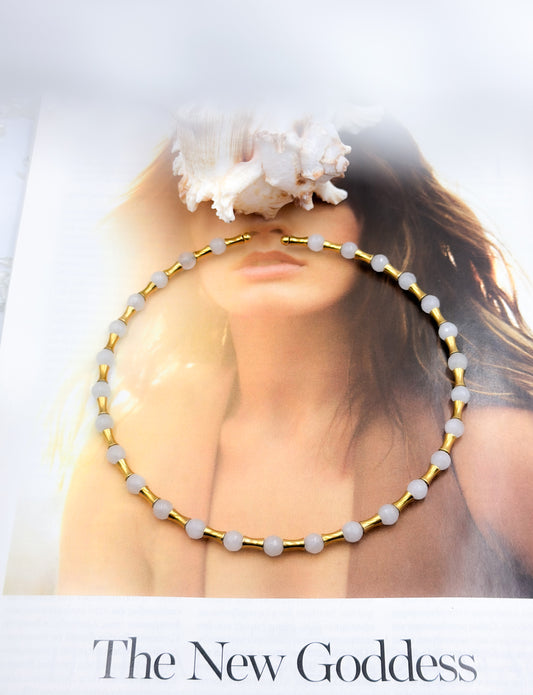 “White Aura” – Κολιέ με Λευκές Χάντρες & Χρυσές Λεπτομέρειες
